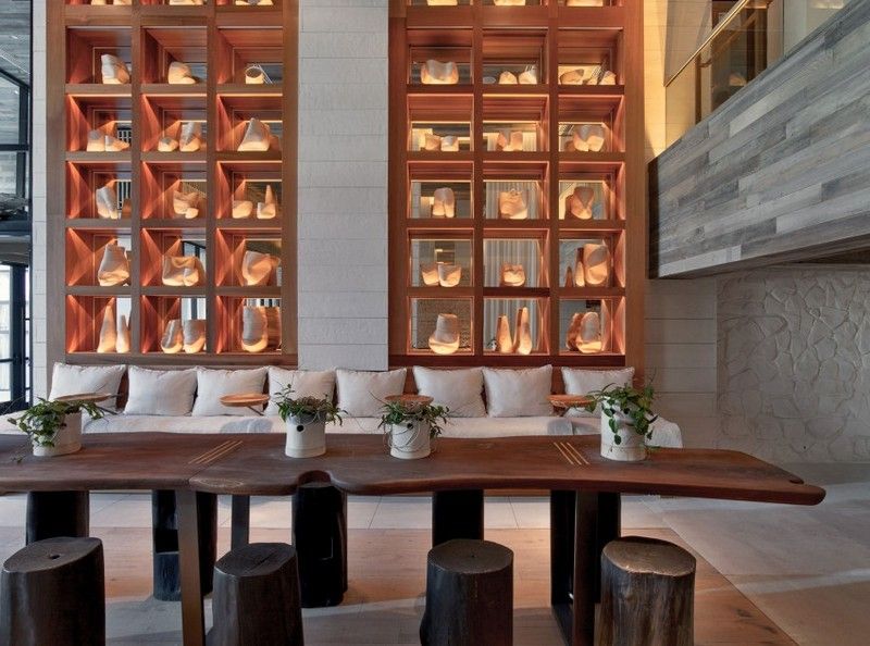 drevo-a-biely-design-policovy-priestor-predel-biela-vaza-osvetlenie