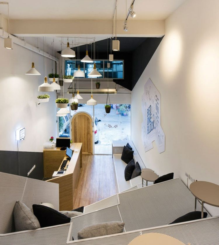 drevený obklad steny recepcia-vstupný priestor-závesné svetlá