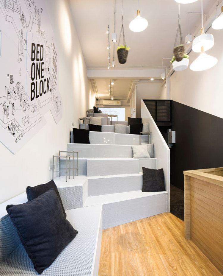 drevená stena pokrývajúca schody-originál-vankúš-dekorácia-útulný