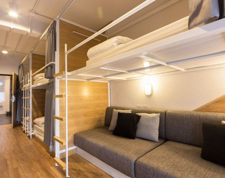 drevený obklad steny-laminát-podlaha-stena-dekoracia-sedacka-siva