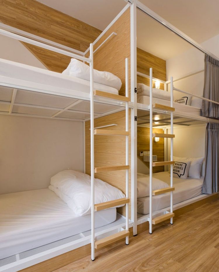 drevený obklad na stenu-hostel-nápad-loftové postele-závesový rebrík