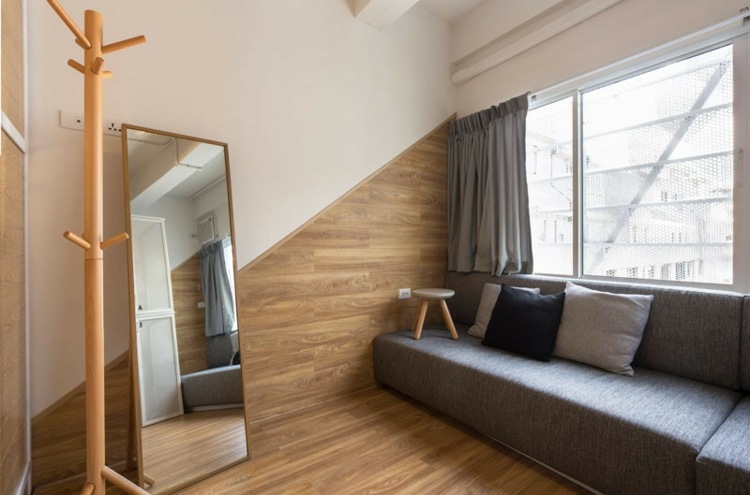 drevený obklad steny-nápad-dekorácia na stenu-zrkadlo-šatník-stojan-hostel-zariadenie