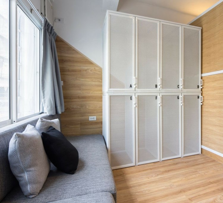 obklad drevenými stenami-obývací priestor-skriňa-bielo-kovové-okno-salónik