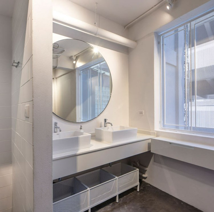 obloženie drevených stien-umývadlo-kúpeľňa-okrúhle-zrkadlo-umývadlo-konzola