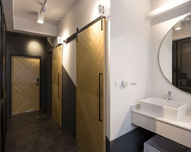 drevené obklady stien-WC-WC-hostel-sprcha-posuvné-dvere-stodola-dvere