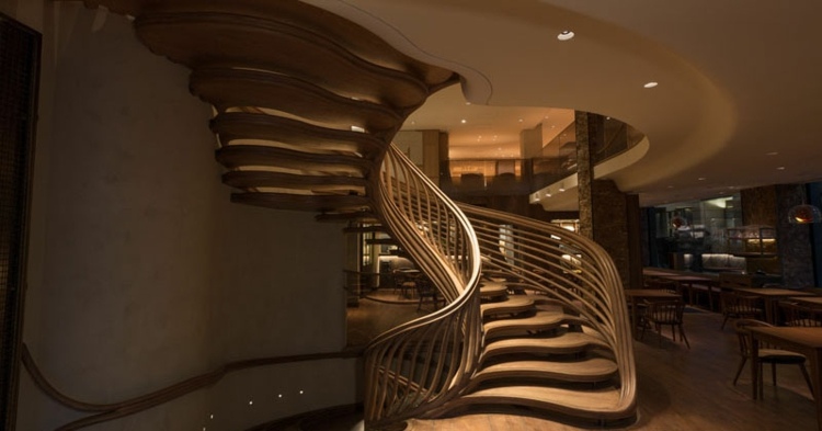 drevené točité schodisko zakrivené čiary skrývajú reštauráciu