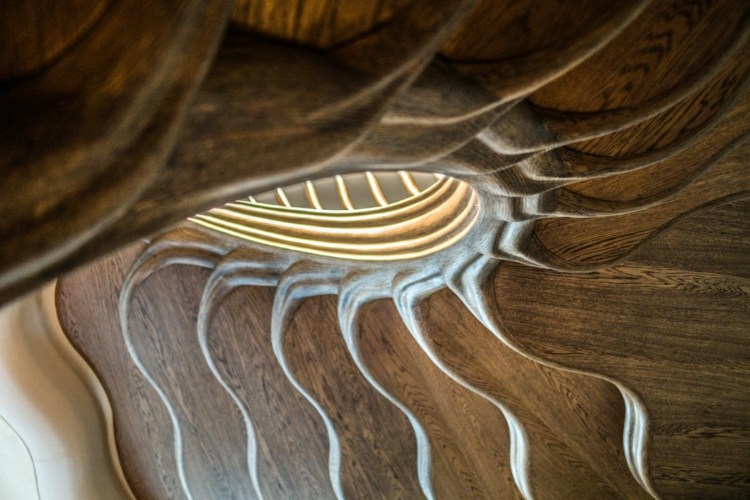 schodisko podobné rastlinnému schodisku dubové drevo točité schodisko