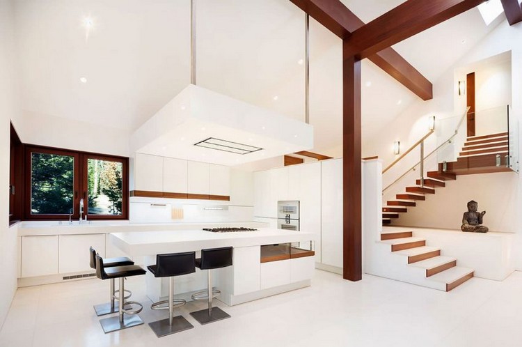 Drevené trámy na strope interiér-biela-kuchyňa-moderné