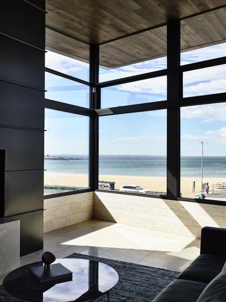 Drevené trámy a vápenec v modernej obývačke s obrazovými oknami Drevené trámy a vápenec -moderný-výhľad na more-panoramatické-okenné-oceľ