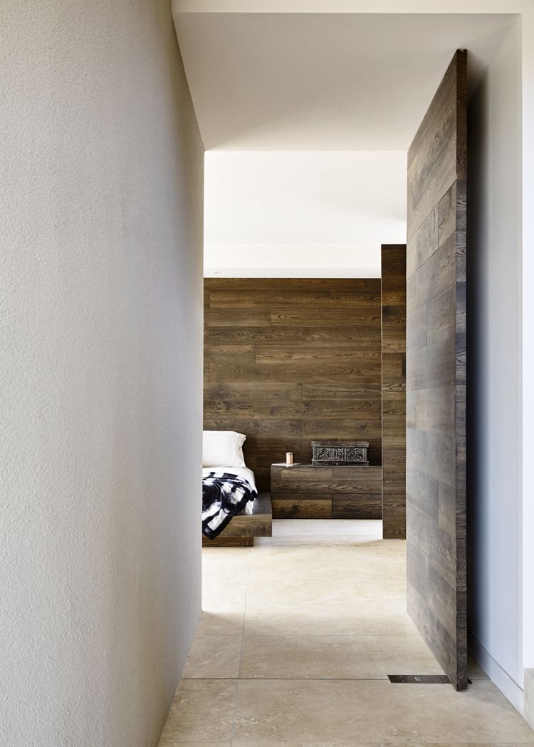 drevo-trám-vápenec-moderná-spálňa-minimalistické-dvere