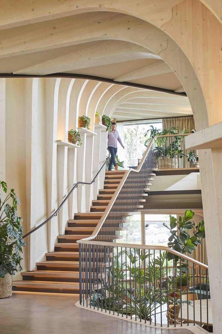 Drevená konštrukcia s dreveným stropom a drevenými schodmi Návrhy na dizajn s prírodnými materiálmi