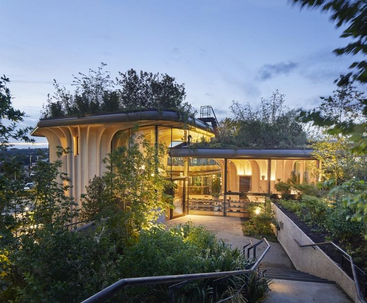 Drevostavba a zelená strecha v zdravotnom stredisku v meste Leeds Príklad udržateľnej a modernej architektúry