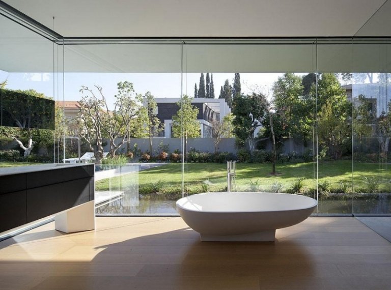 Drevená podlaha-kúpeľňa-keramická vaňa-kúpeľňová skrinka