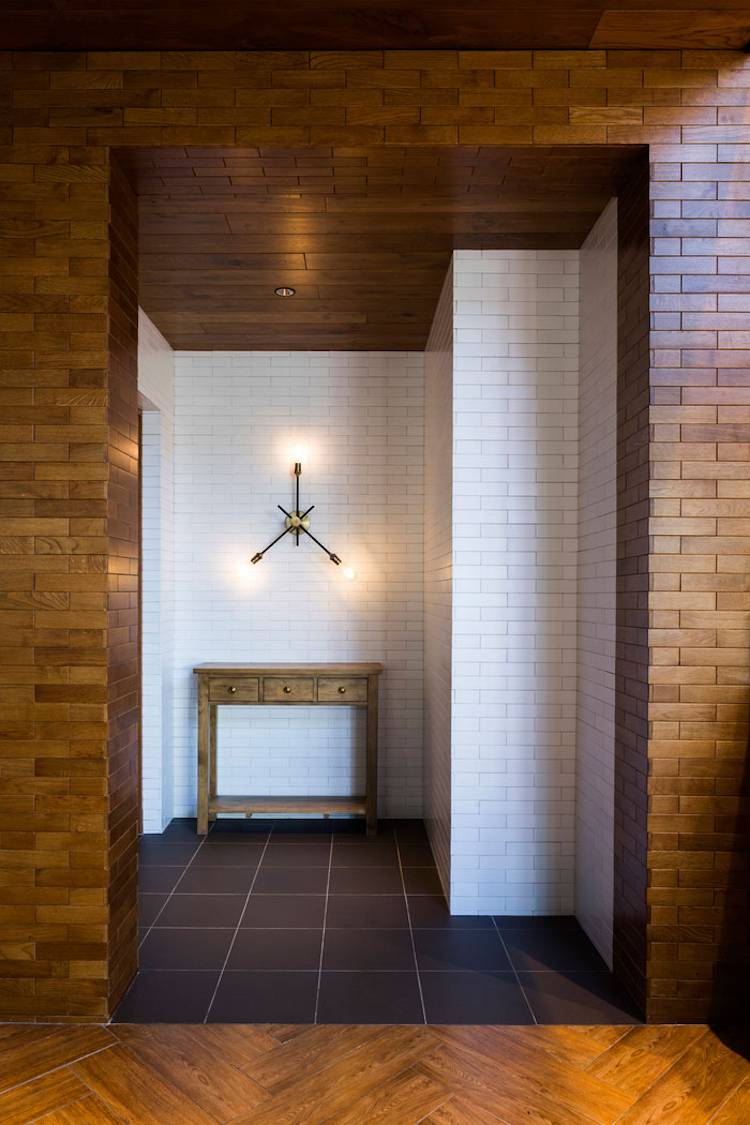 Drevené obklady na stenu Drevená dlažba na stene chodba v bielom podkroví v industriálnom štýle