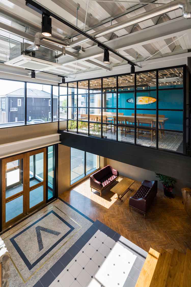 foyer parkety mozaikové dlaždice podkrovie industriálny štýl