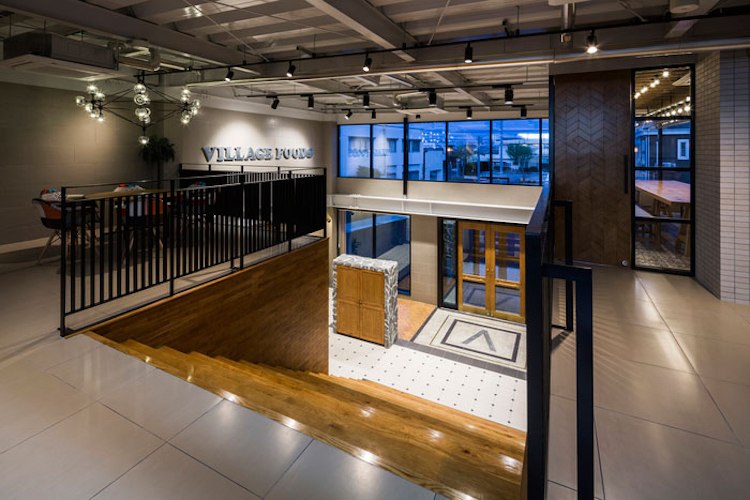 Drevené obklady na stenu Drevená dlažba na stene predsieň schody drevený podkrovný oceľové sivé osvetlenie