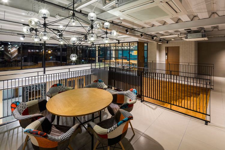 stolné stoličky na osvetlenie podkrovného industriálneho štýlu