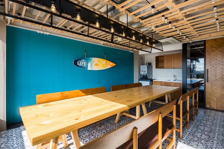 drevená dlažba dekorácia na stenu tyrkysová surfová doska