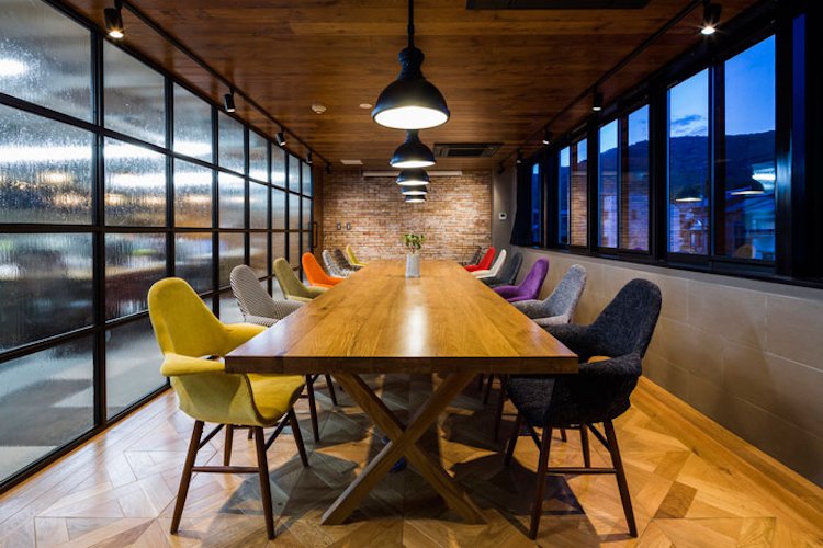 parketová konferenčná miestnosť stena zo slinku