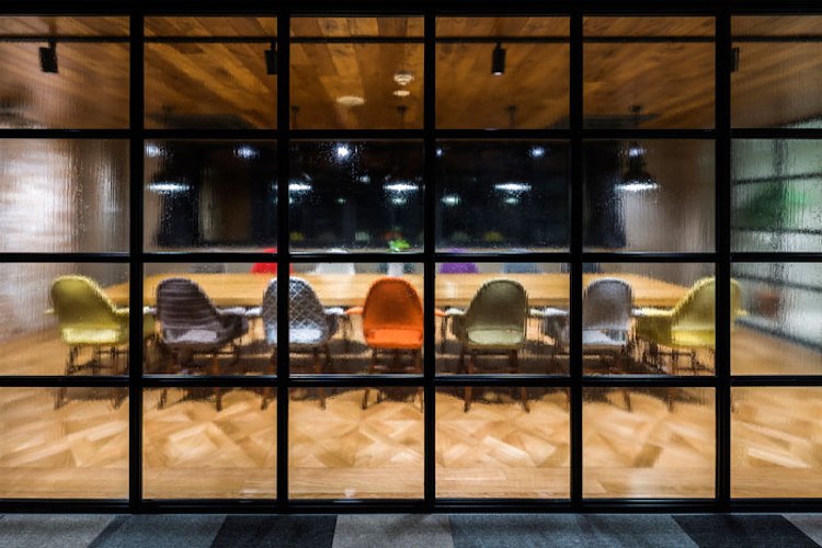 zasklenie konferenčnej miestnosti podkrovný štýl