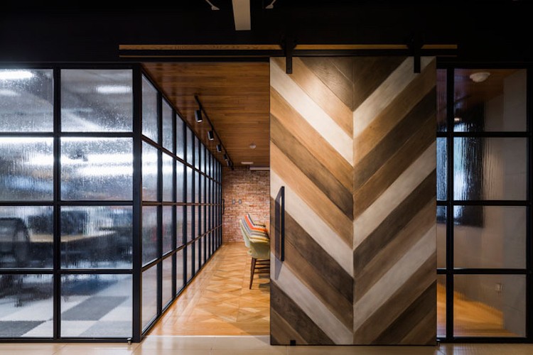 posuvné dvere drevená dlažba deliaca stena zasklenie podkrovie