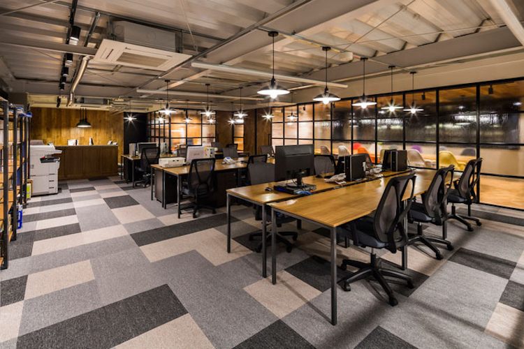 drevené dlaždice stena pracovňa pracovné stoly drevené sivé podlahy