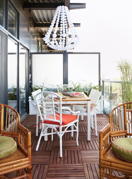 veľkoformátová drevená dlažba, ktorou sa otvára otvorený balkón