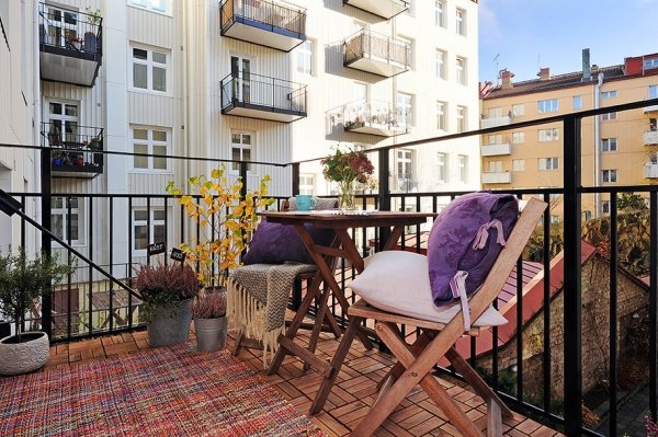 Drevená dlažba na balkónový panelák s otvorenými skladacími stoličkami