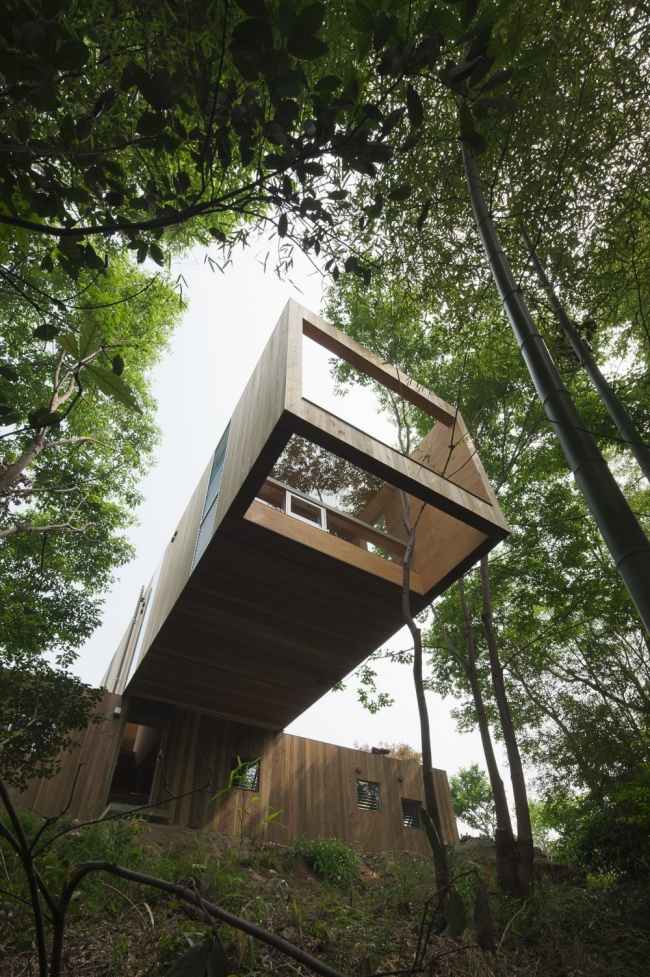 Konštrukcia z konzolovej konštrukcie-dom z dreveného skla a oceľového uzla