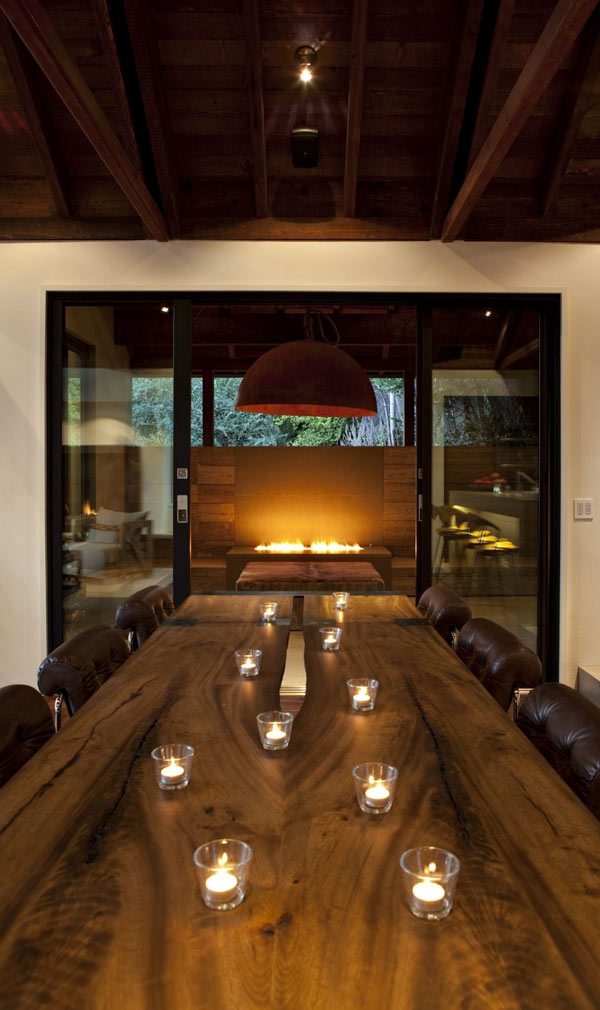 Dom z červeného cédra v kalifornskej jedálni