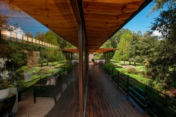 Sklenená fasáda domu s nádherným výhľadom na balkón Sklenená fasáda domu v krásnom druhom poschodí