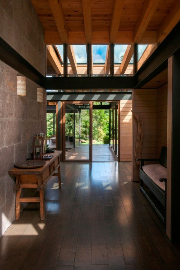 Drevený stôl nápady na dizajn chodby na lavičke z kamenných dlaždíc Nápady na dizajn chodby lavička kamenné dlaždice strešné okno