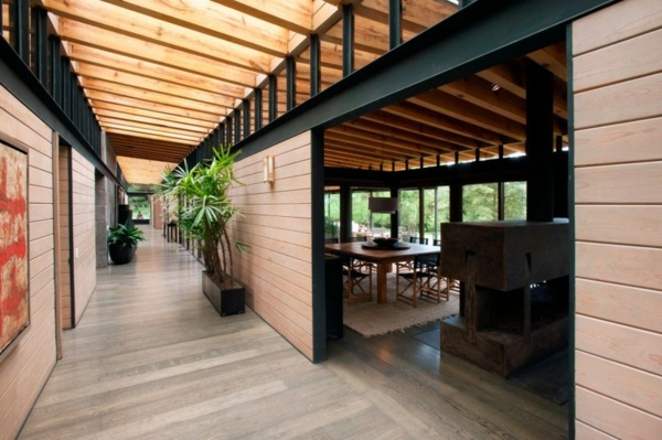 Dizajn chodby, drevené steny, čierne detaily útulný dizajn, drevené steny, čierne detaily