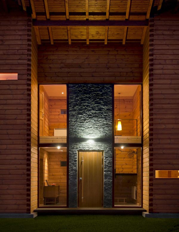 Vila z borovicového dreva pri dverách Nordicasa