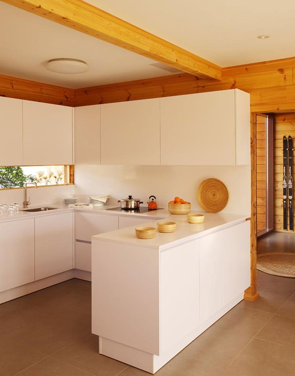 Borovicová vila - kuchyňa biela