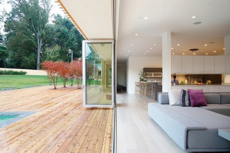 drevené lamely obrazovka na ochranu súkromia obývačka-kuchyňa-sivá-sedačka-farebný akcent