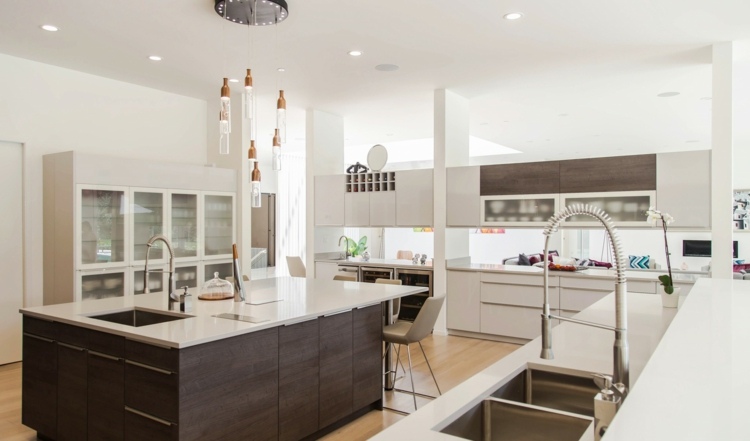 drevené lamely ochrana súkromia kuchyňa-hnedá-drevo-kuchyňa ostrov-biela-prevedenie