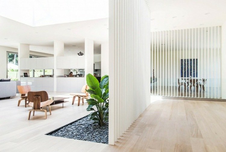 drevo-mriežka-súkromie-obrazovka-miestnosť-delič-nápad-svetlík-posteľ-vnútri-štrkovisko