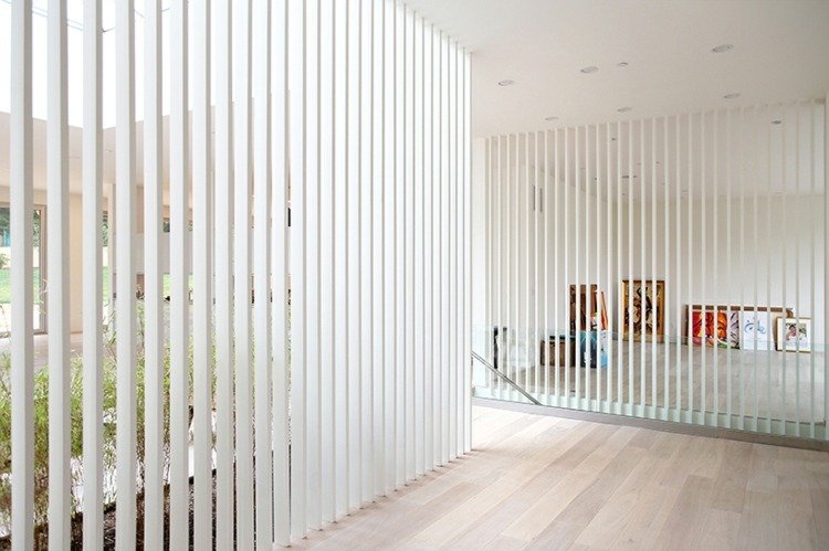 drevené lamely-ochrana súkromia-vstupný priestor-laminát-priečky-pásy-biele