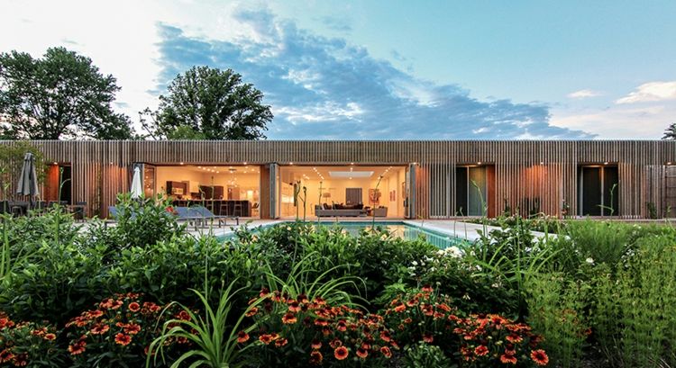 drevené lamely-ochrana súkromia-bujné rastliny-tropické-exotické-osvetlenie interiéru