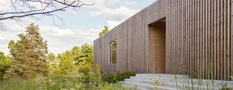 drevené lamely-ochrana súkromia-vchod-priestor-vchod-dvere-fasáda-drevo-betón-schody