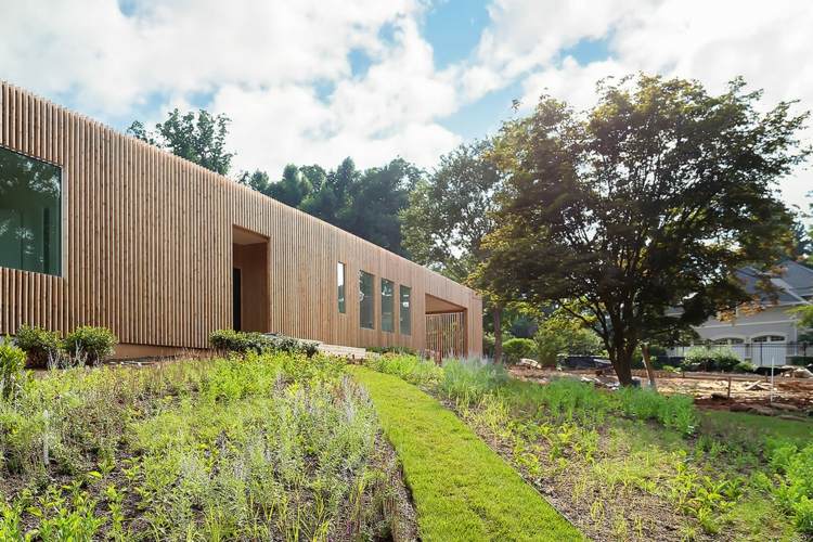 drevené lamely-ochrana súkromia-vchod-priestor-záhrada-cesta-výsadba trávnika