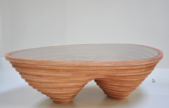 prírodná krajina integrujúca dizajnérsky drevený nábytok od janina loev