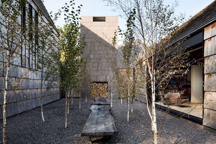 drevený šindeľ-fasáda-kľud-relax-dvor-lavičky-bluestone-komín