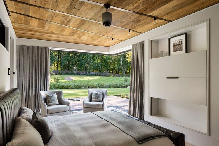 drevený šindel-drevený strop-spálňa-záhrada-závesy-sklenené posuvné steny