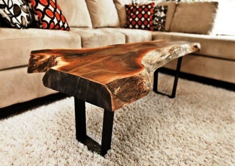 stolný dizajn drevený kufor čierne kovové nohy hlboký vlas koberec biely