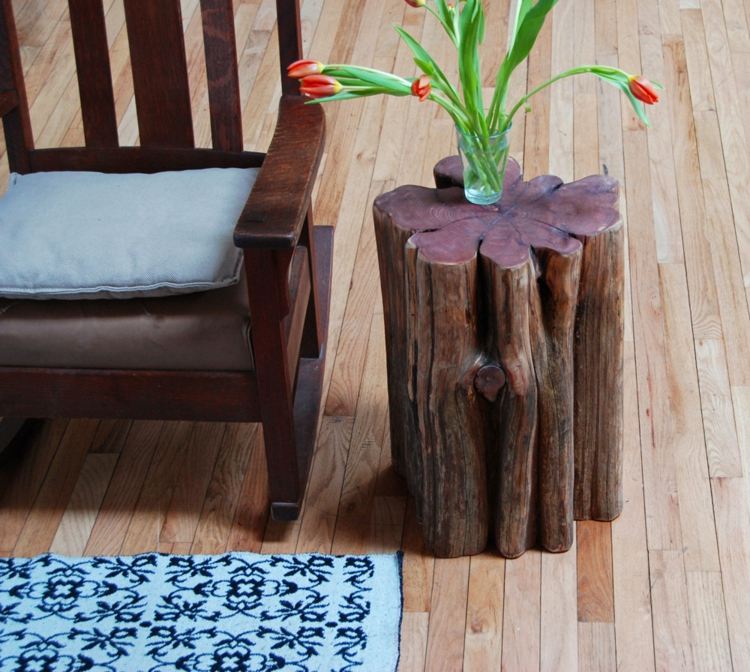 stolný dizajn drevený kufor pôvodný tvar modrý koberec lavica parkety