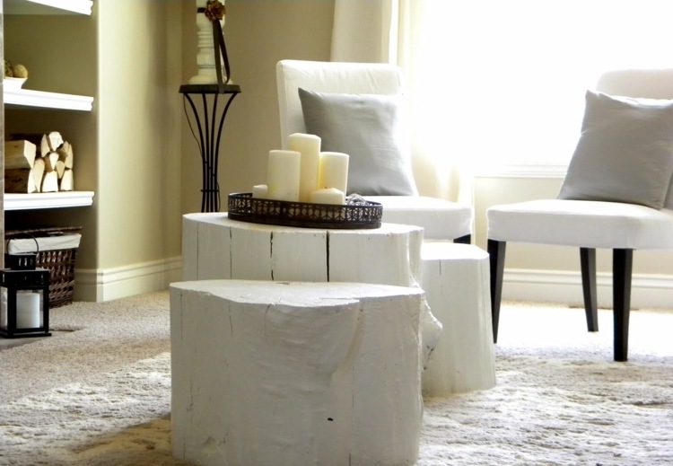 drevený kufor stolný dizajn ošumelé biele zariaďovacie stoličky sviečky