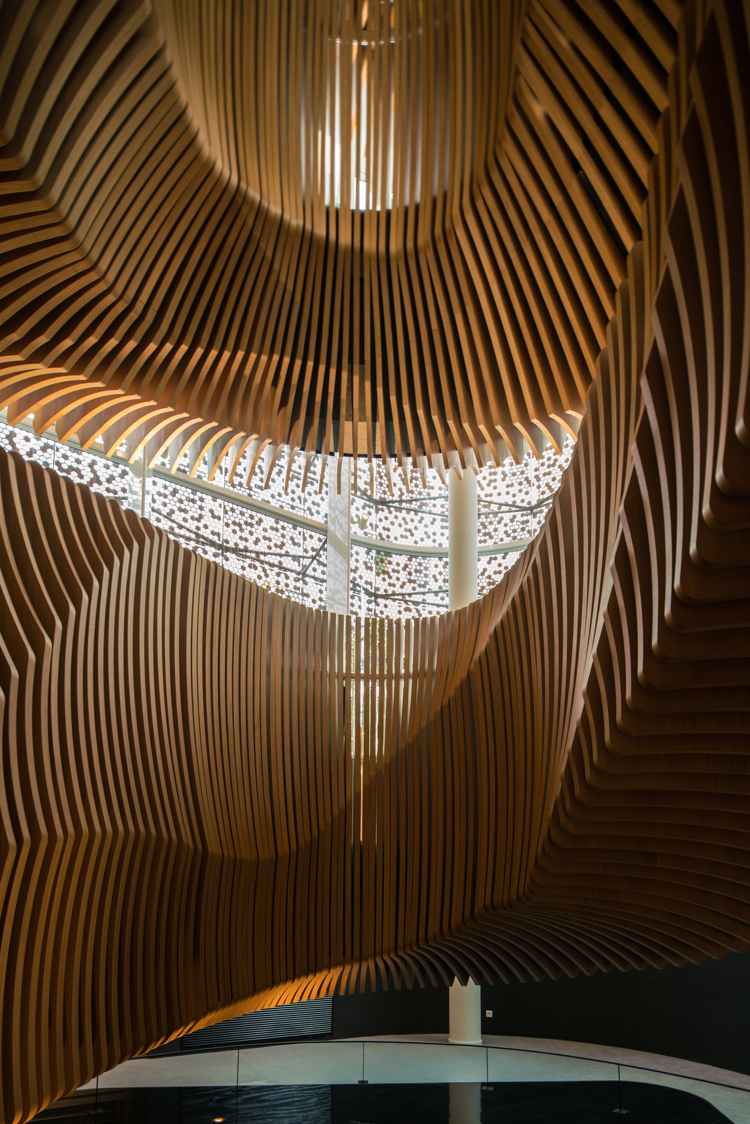 drevené schody vo vnútri drevená konštrukcia dizajn architektúra moderný interiér