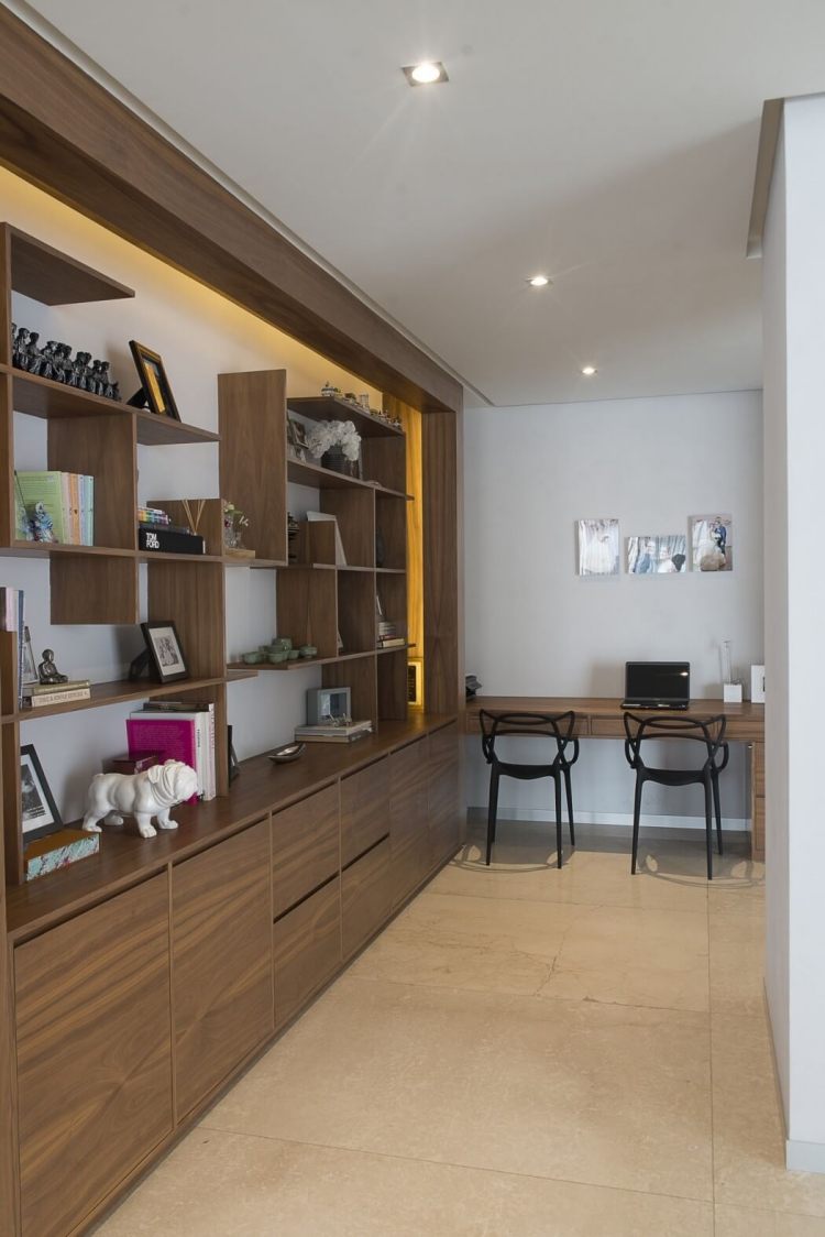 drevený obklad-interiér-moderný-policový-systém-drevený-policový-skriňa-nepriame-osvetlenie